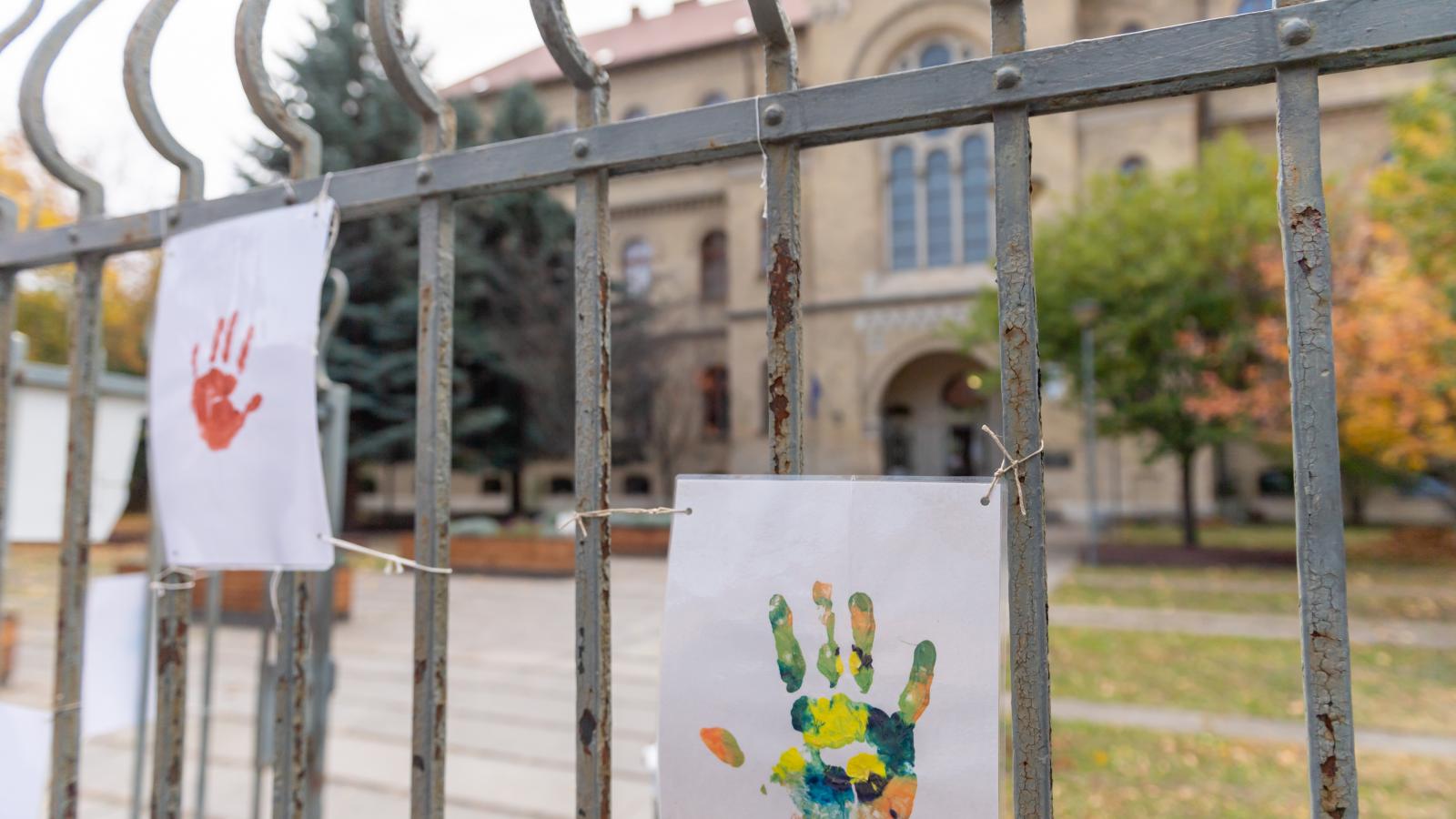 Kiállítás az egyik gyermekotthonnál. Romokban van a rendszer