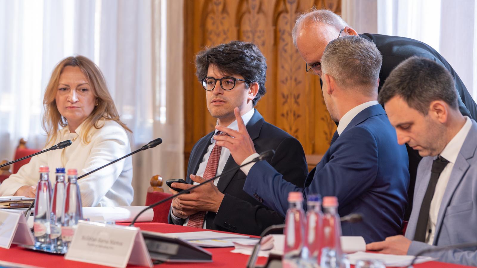 Bujdosó Andrea, Velkey György László, Magyar Péter és Melléthei-Barna Márton az Országgyűlés alakuló ülését előkészítő tárgyaláson Budapesten az Országházban 2026. április 17-én