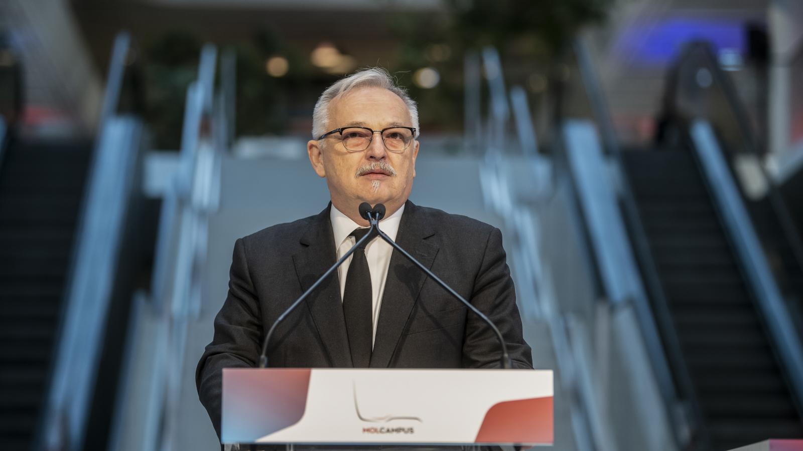 Hernádi Zsolt meglátása szerint a cég számára több idő szükséges a tengeri kőolajra való átállásra