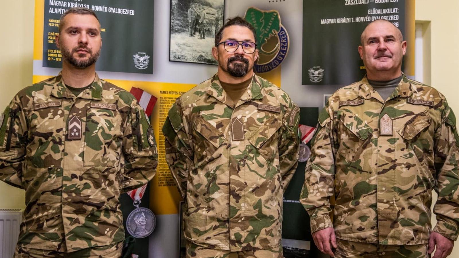 Bárdosi Sándor (középen) kiképzés előtt 2025 januárjában