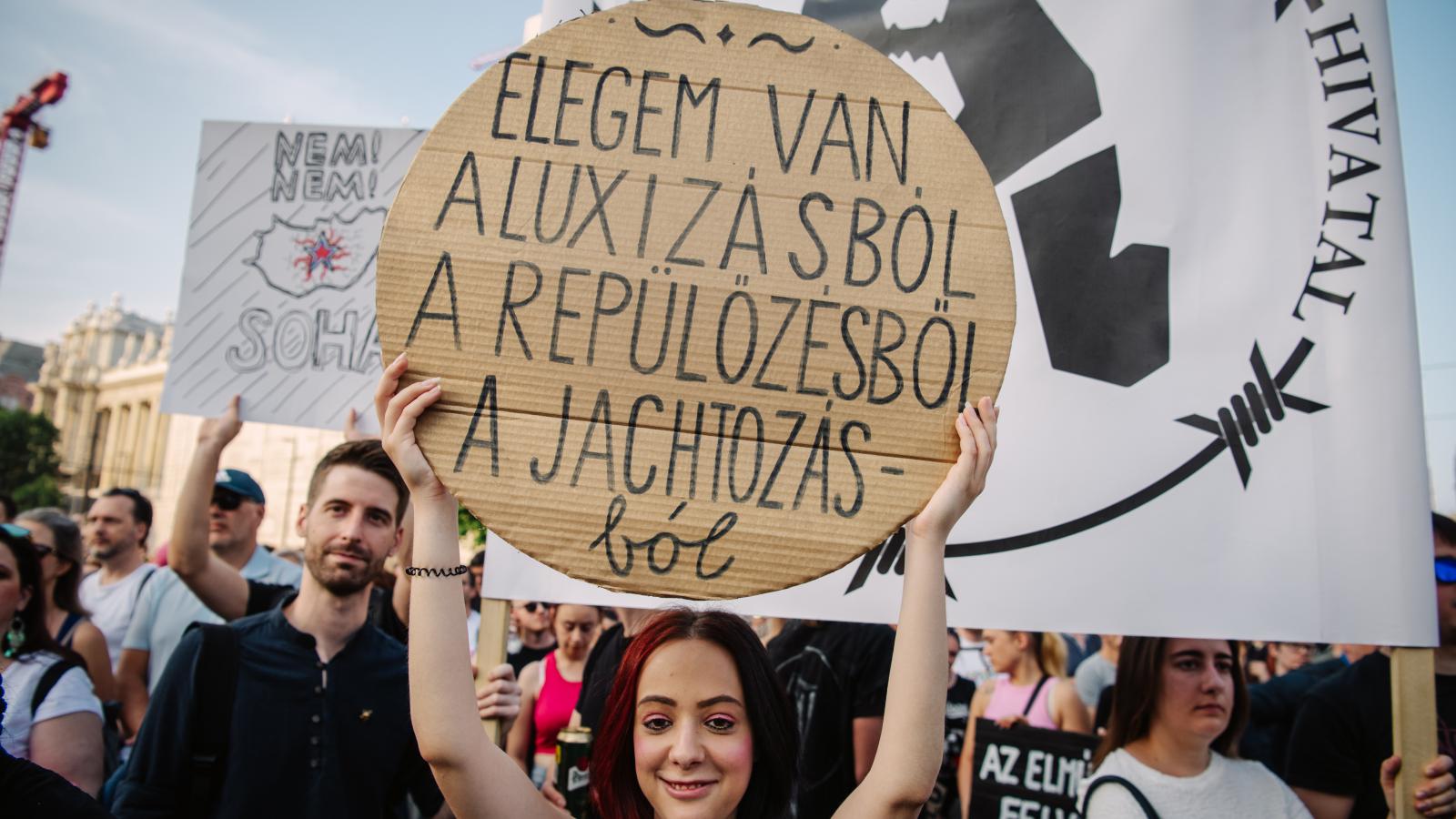 A luxizásnak vége, de a vagyont kimentenék az országból