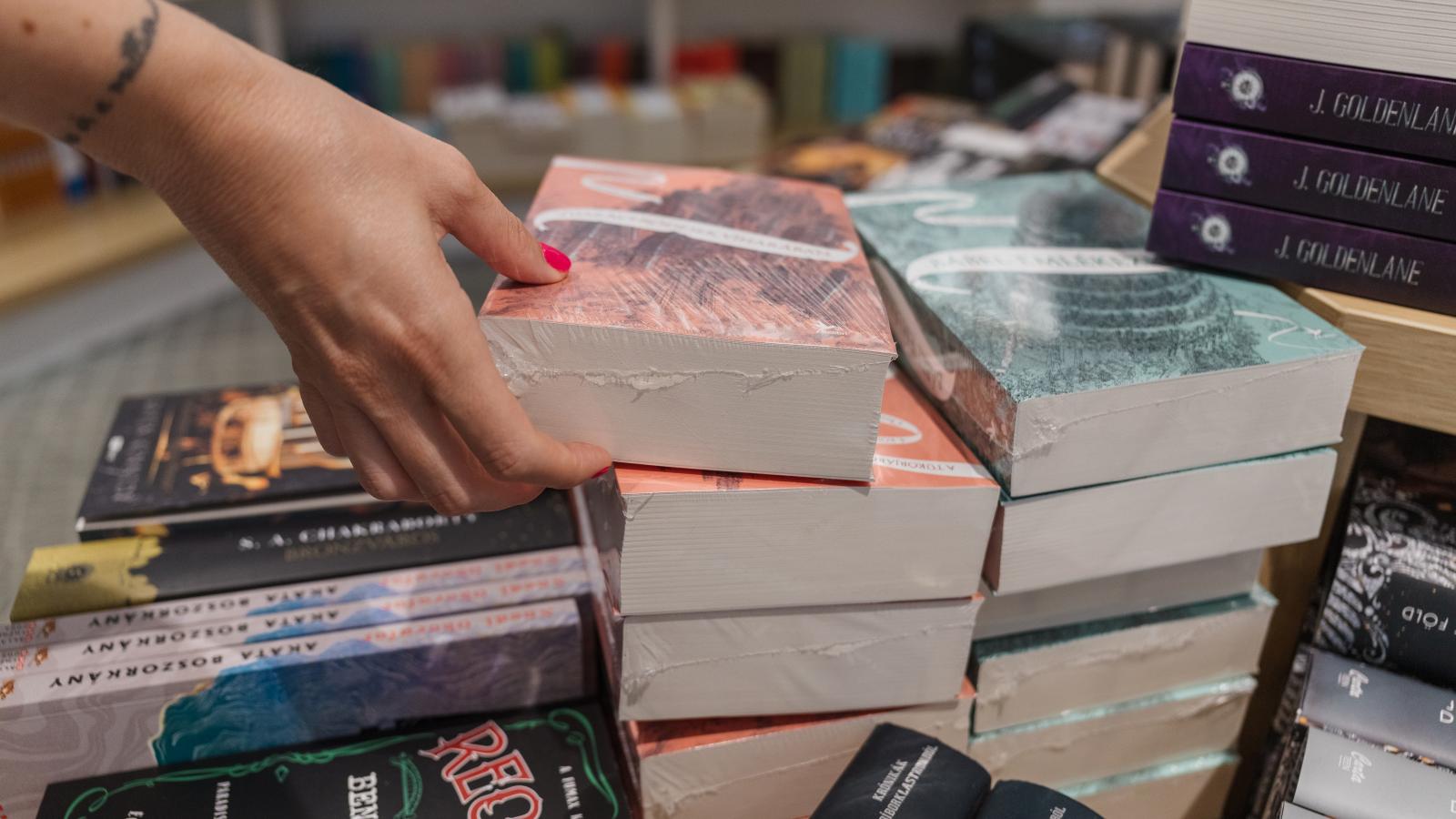 A könyvfóliázás markáns jele volt a cenzúrának, de a Libri kínálatában
különösebb változás nem történt