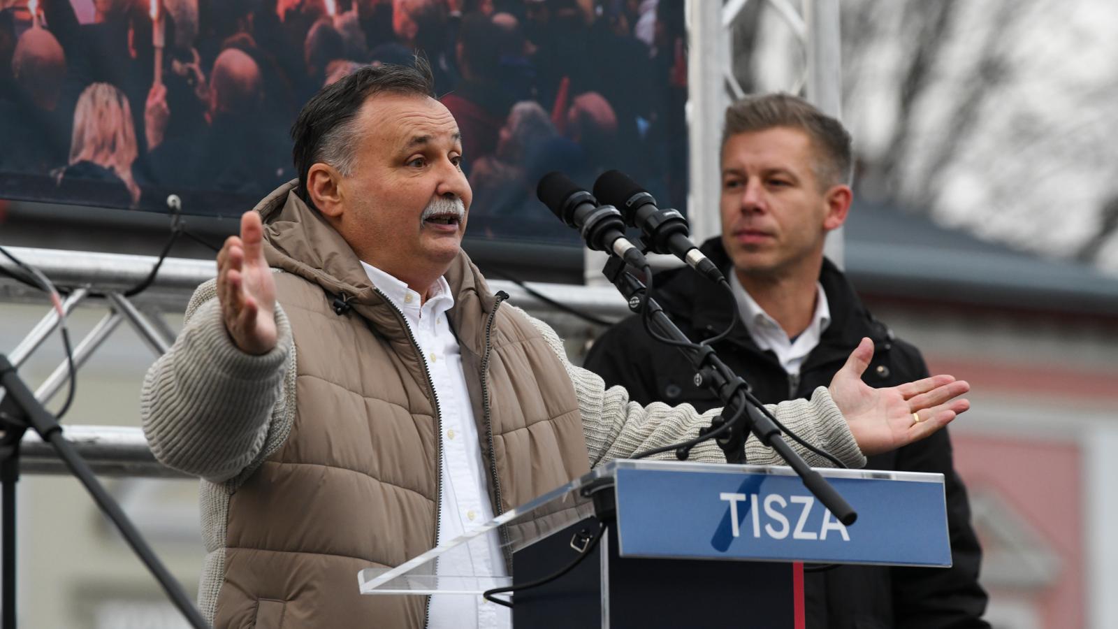 Gajdos László és Magyar Péter a Tisza Párt nyíregyházi nagygyűlésén 2025. november 29-én