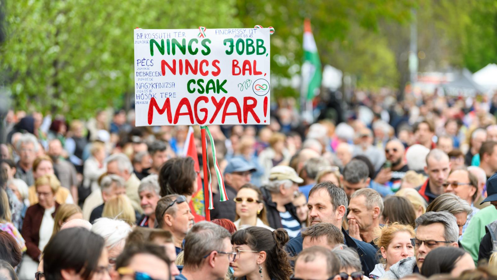 A Tisza hívei.
Sokak számára
erős élmény volt
Magyar Péter
megszólalása,
nem azért, mert
egy kész rendszer-
alternatívát
kínált, hanem
mert egy másik
emberképet
villantott fel