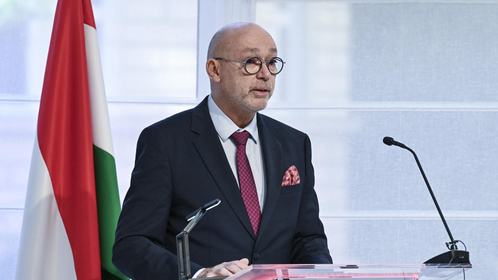 Péterfalvi Attila - Korábbi felvétel 
