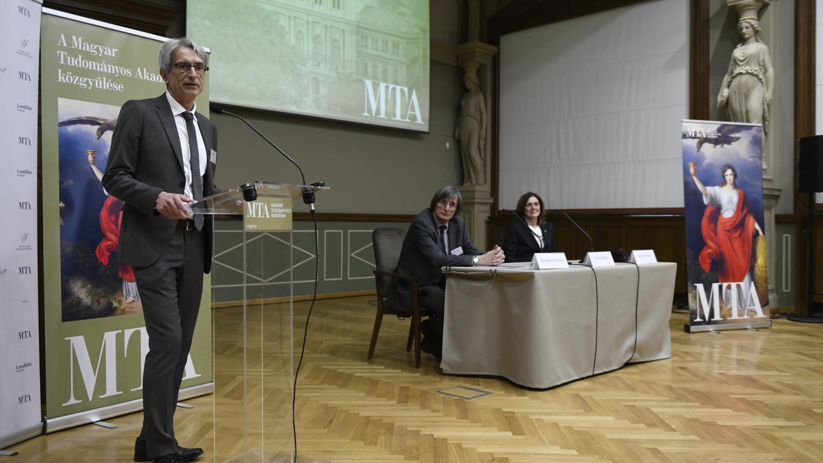 Pósfai Mihály beszédet mond az MTA tisztújító közgyűlésén május 5-én
