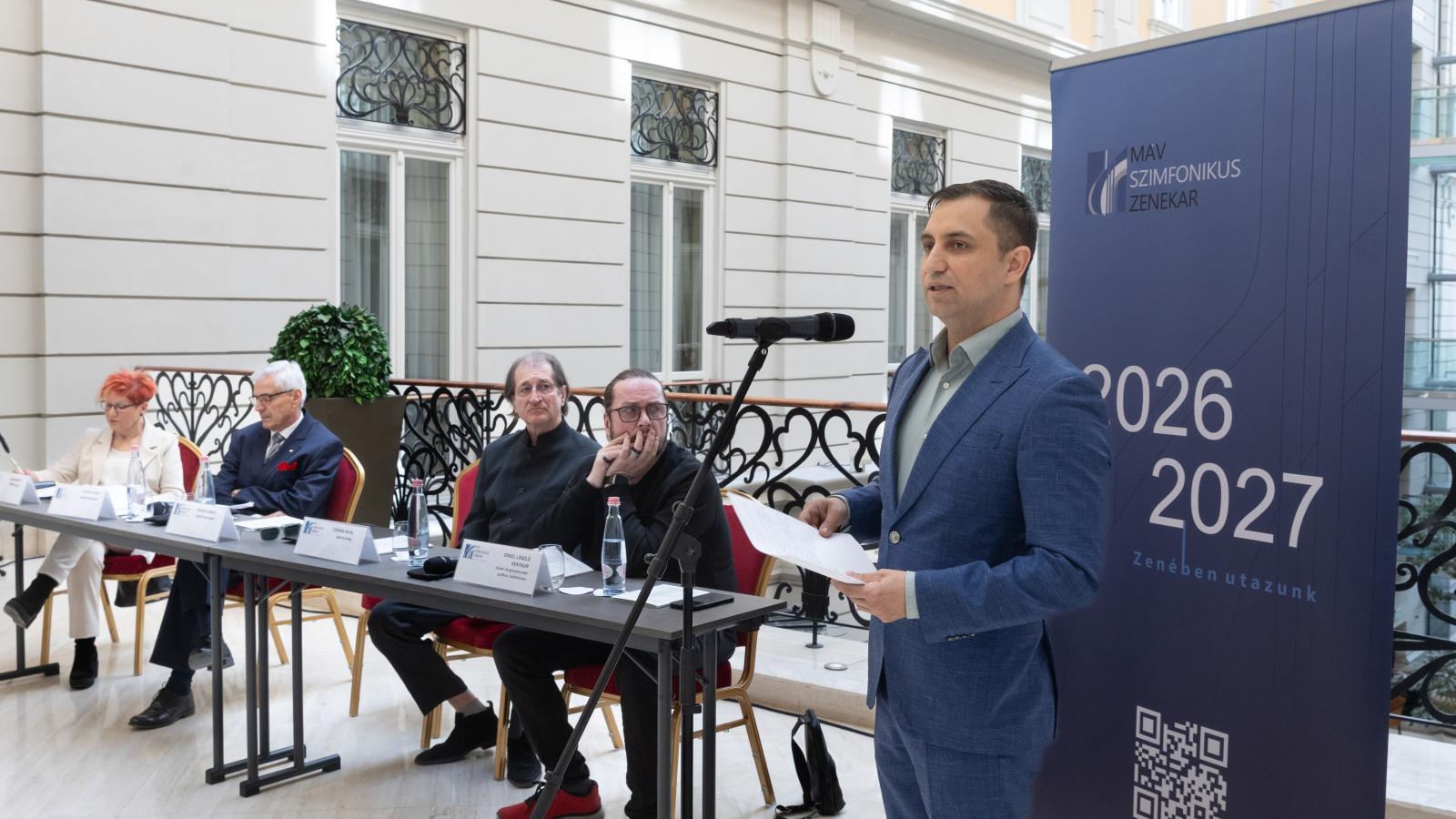 Farkas Róbert vezető karmester öt év után távozik a zenekar éléről, szabadúszóként folytatja