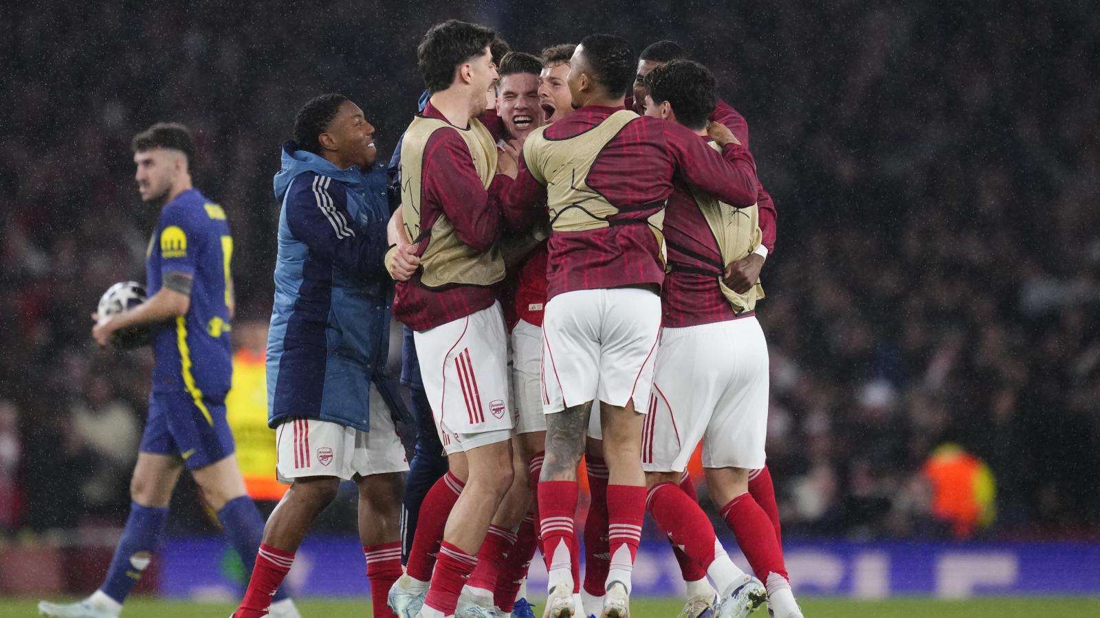 Ünneplő Arsenal-játékosok lefújás után