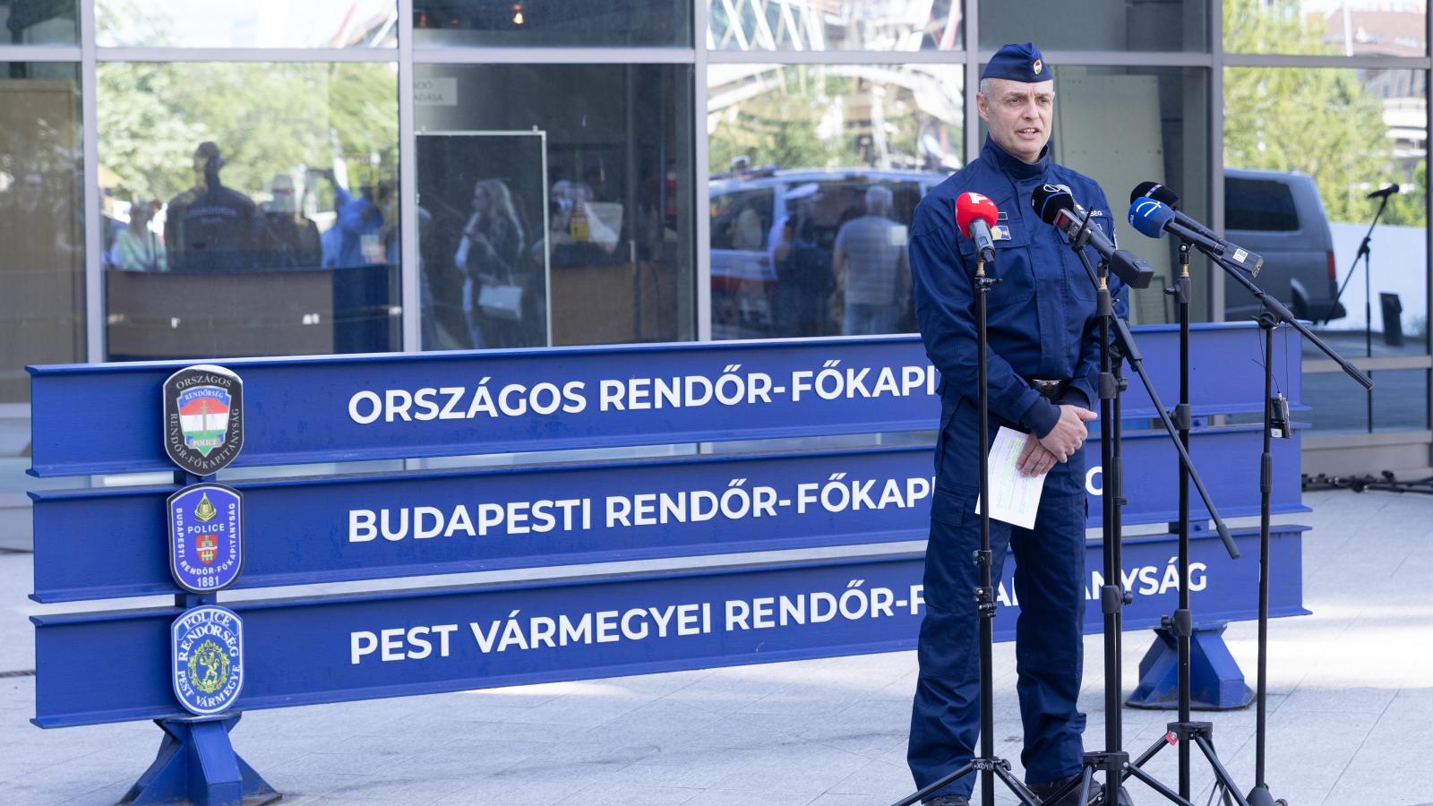 Csécsi Soma, a Budapesti Rendőr-főkapitányság szóvivője sajtótájékoztatót tart Dudás Miklós kajakozó halála ügyében lezárult nyomozás eredményéről Budapesten, a Rendőrségi Igazgatási Központ előtt 2026. május 8-án.