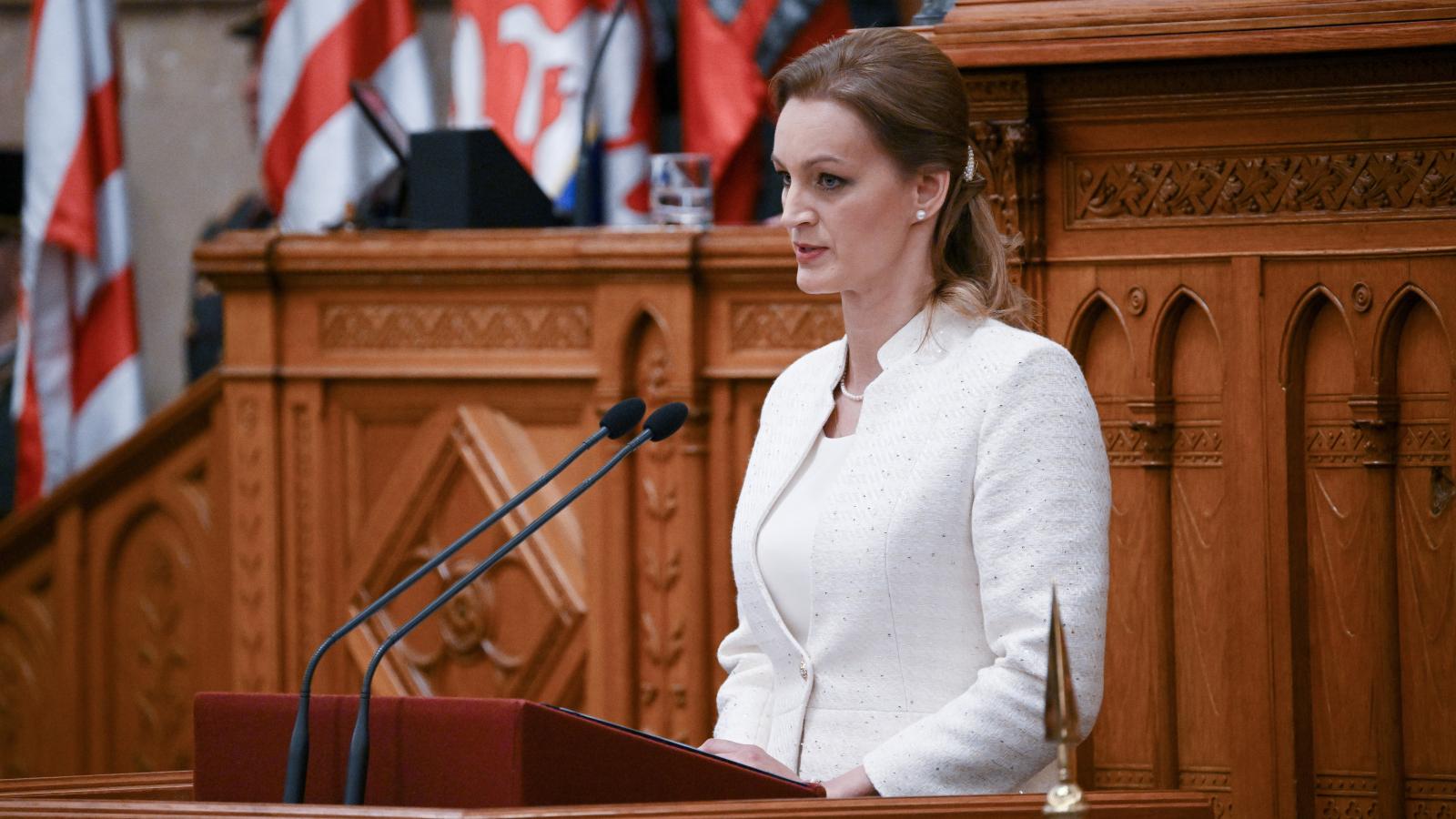 Forsthoffer Ágnes, az Országgyűlés elnöke beszédet mond eskütétele után az új Országgyűlés alakuló ülésén