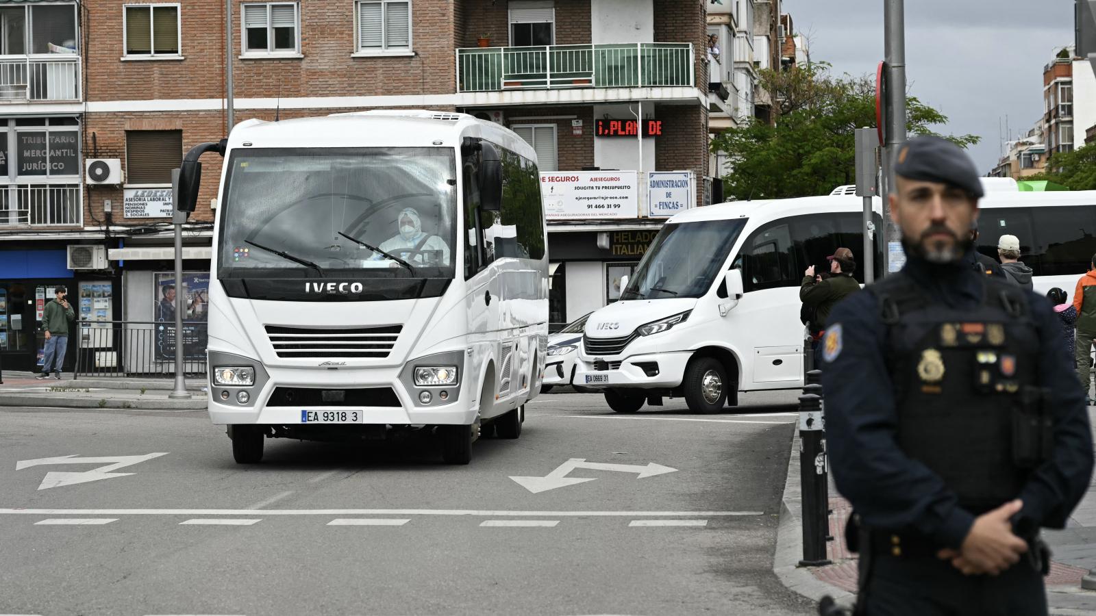 Busszal érkeznek az evakuált spanyolok a madridi katonai kórházba