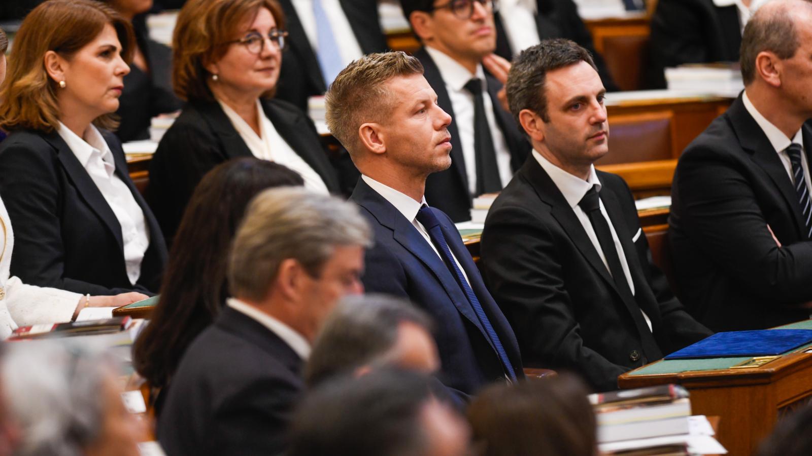 Melléthei-Barna Márton az Országgyűlés alakuló ülésén, Magyar Péter miniszterelnök mellett, jobbra