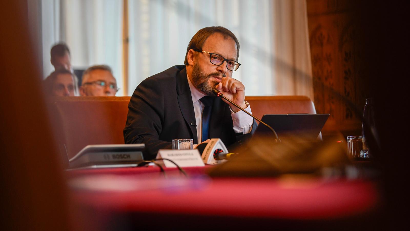 Kármán András pénzügyminiszter-jelölt kinevezés előtti meghallgatásán az Országgyűlés pénzügyi és költségvetési bizottságának ülésén az Országházban 2026. május 12-én.