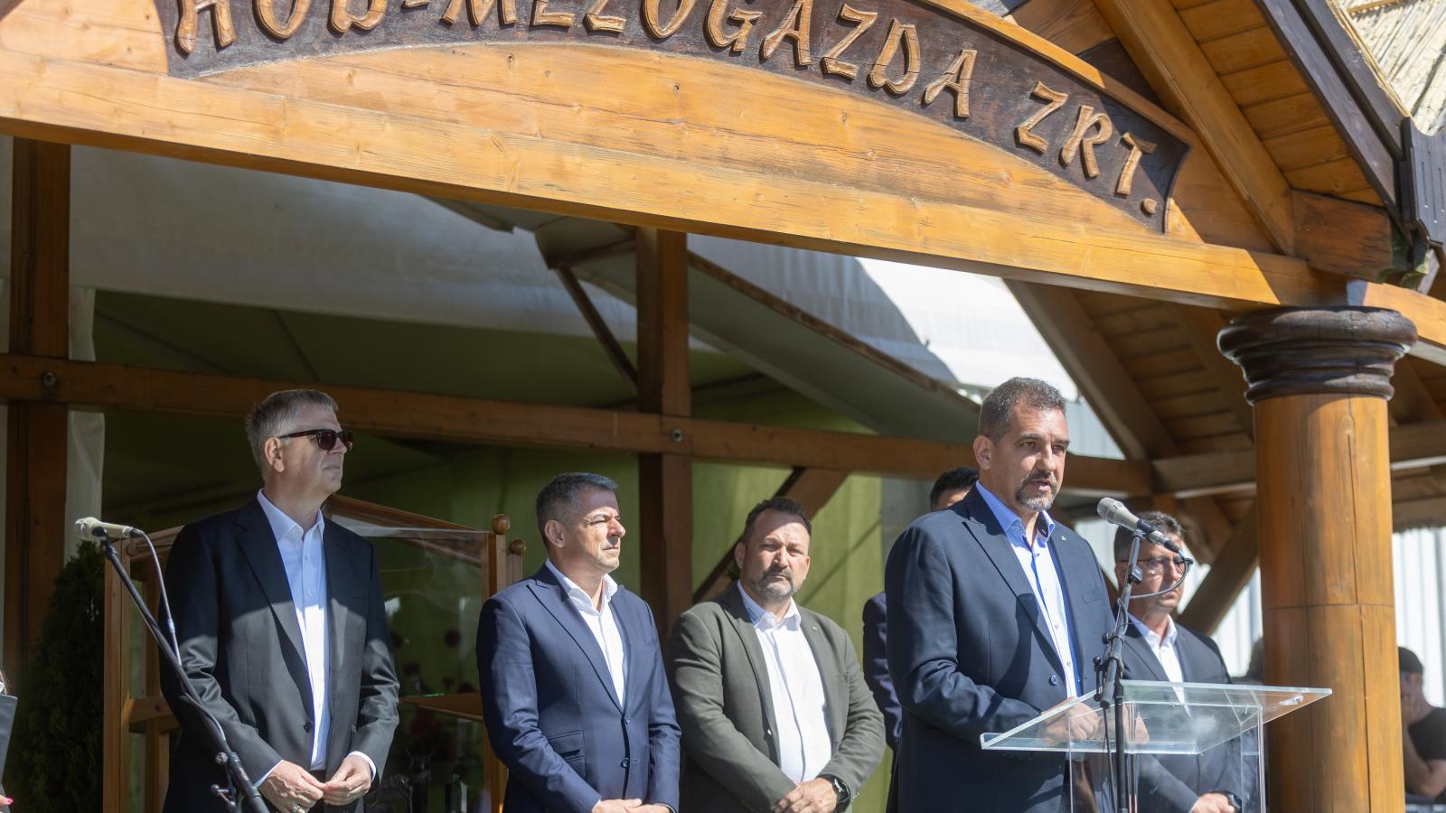 Bóna Szabolcs beszédet mond a 32. Alföldi Állattenyésztési és Mezőgazdanapok megnyitóján Hódmezővásárhelyen május 14-én