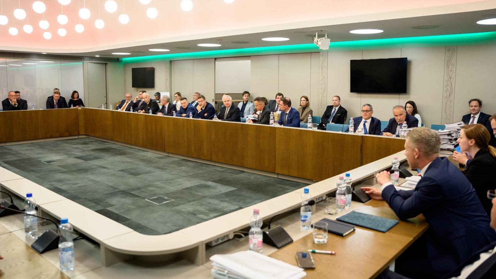 Magyar Péter és az Orbán-kormány távozó miniszterei