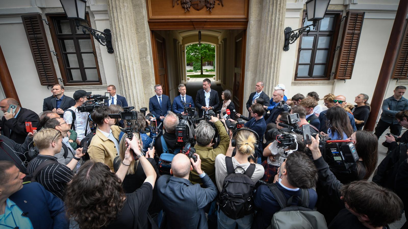 Magyar Péter sajtótájékoztatója a Karmelita előtt május 15-én 