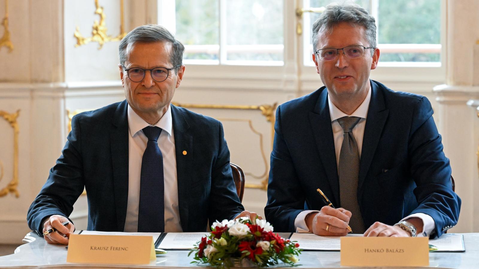 Krausz Ferenc és Hankó Balázs a kormány és az Élvonal Alapítvány stratégiai keretmegállapodásának, és finanszírozási szerződésének aláírásán a Gödöllői Királyi Kastélyban február 20-án.