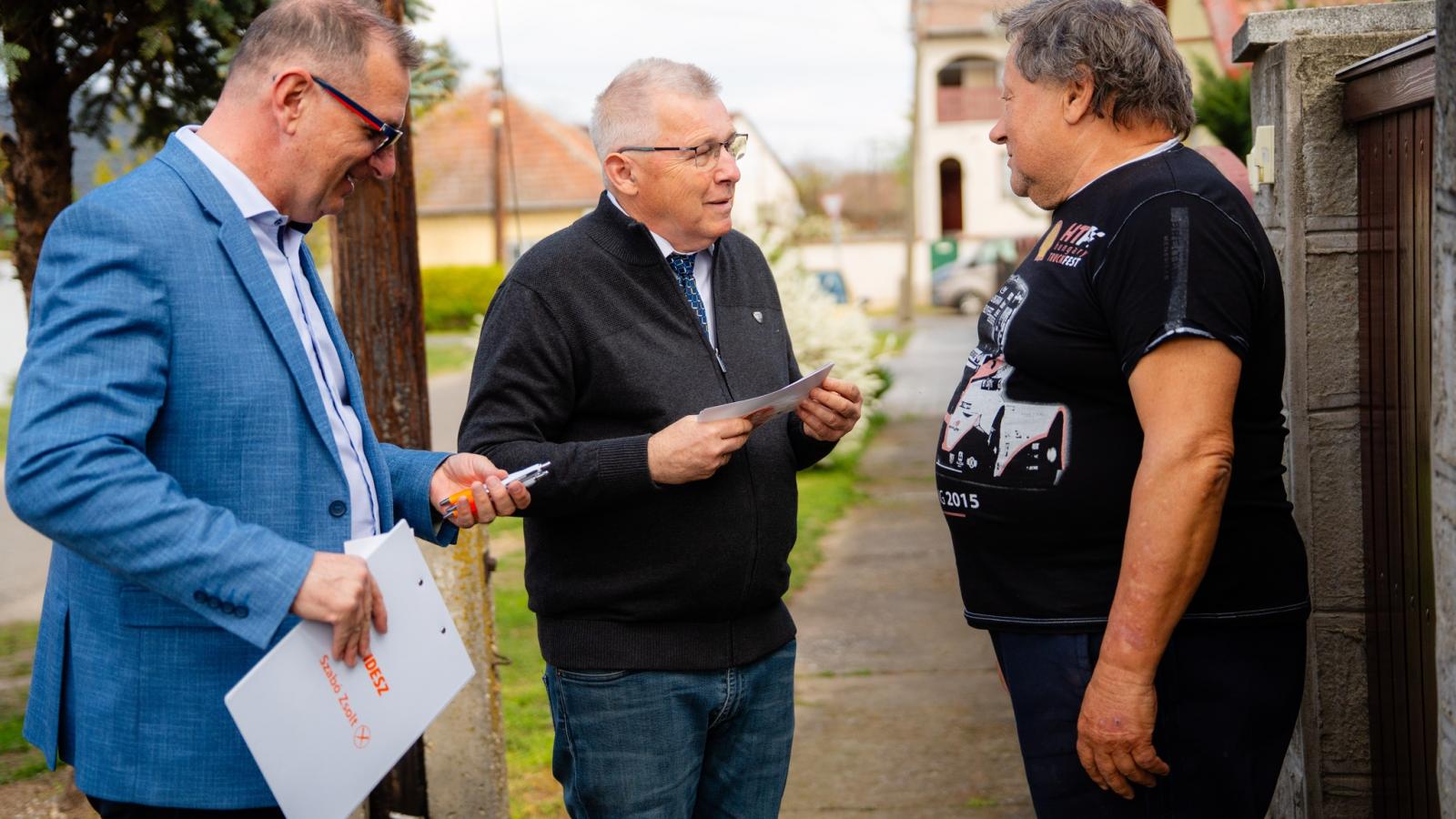 A volt fideszes képviselő (középen) ajándékosztás közben a választás előtt egy nappal