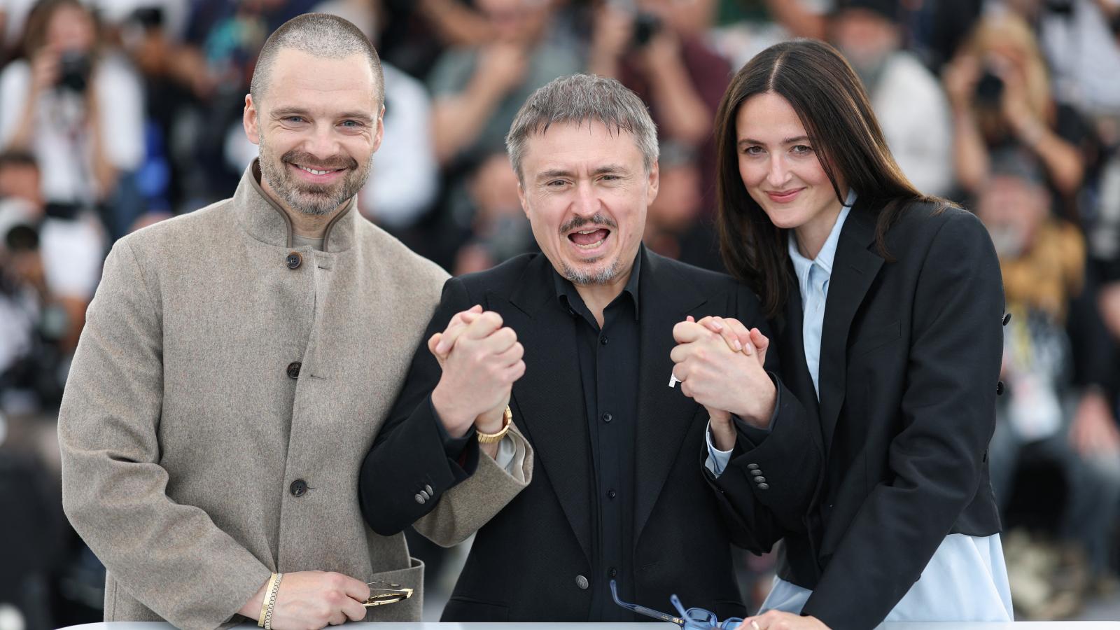 Sebastian Stan, Cristian Mungiu és Renate Reinsve május 19-én Cannes-ban