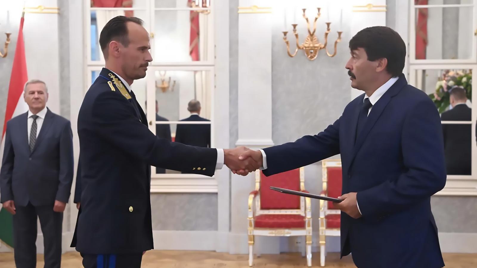 Áder János köztársasági elnök nemzetbiztonsági dandártábornokká nevezi ki Oláh Krisztián nemzetbiztonsági ezredest a Sándor-palotában 2021. augusztus 16-án.