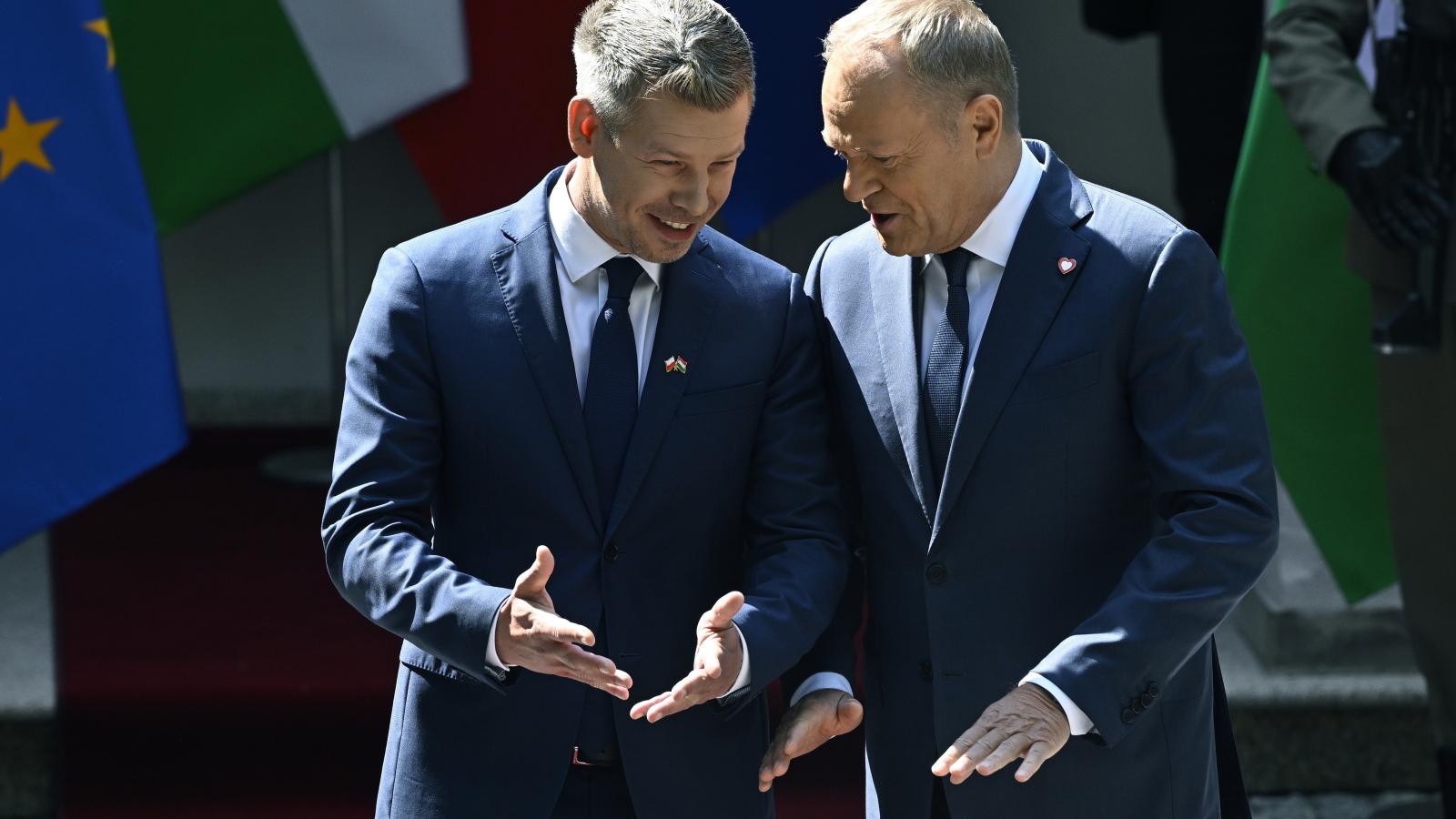 Donald Tusk lengyel kormányfő (j) fogadja hivatalában Magyar Péter miniszterelnököt Varsóban 2026. május 20-án