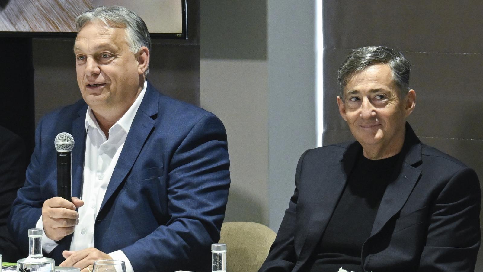 Orbán Viktor és volt iskolatársa, Magyarország leggazdagabb embere, Mészáros Lőrinc. A miniszterelnök helyzetbe hozta a gázszerelőt, aki több mint ezer milliárd forintos vagyonra tett szert 2010 óta