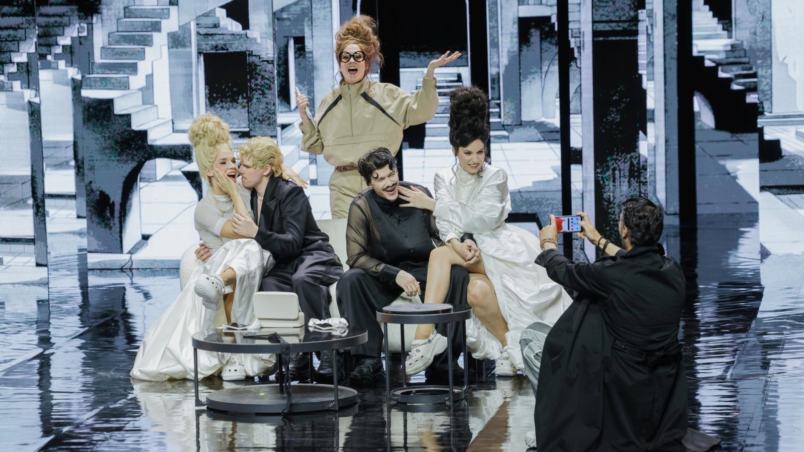 Nagy a szerelmi kalamajka a Székely Kriszta által Mozart Così fan tutte művéből rendezett operában, mely az Eiffel Műhelyházban nézhető meg