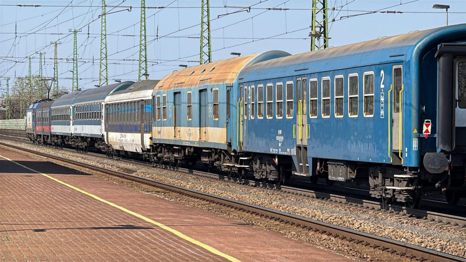 Békés InterCity márciusban. Innen-onnan szedegetik össze a vasúti kocsikat