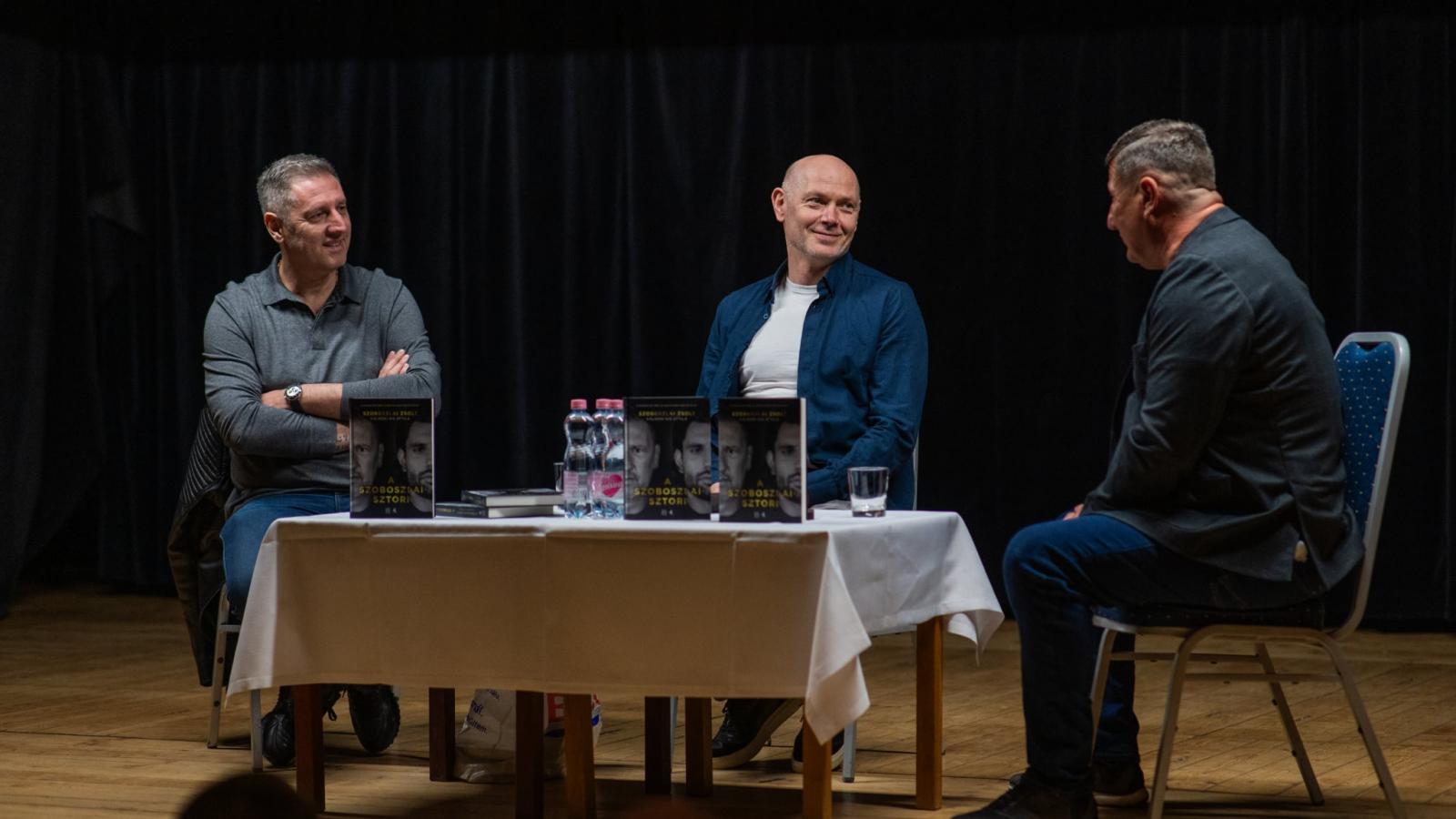 Kálnoki Kis Attila (középen) 2026. április 20-án a Szoboszlai Dominikről szóló könyvéről rendezett somorjai pódiumbeszélgetésen