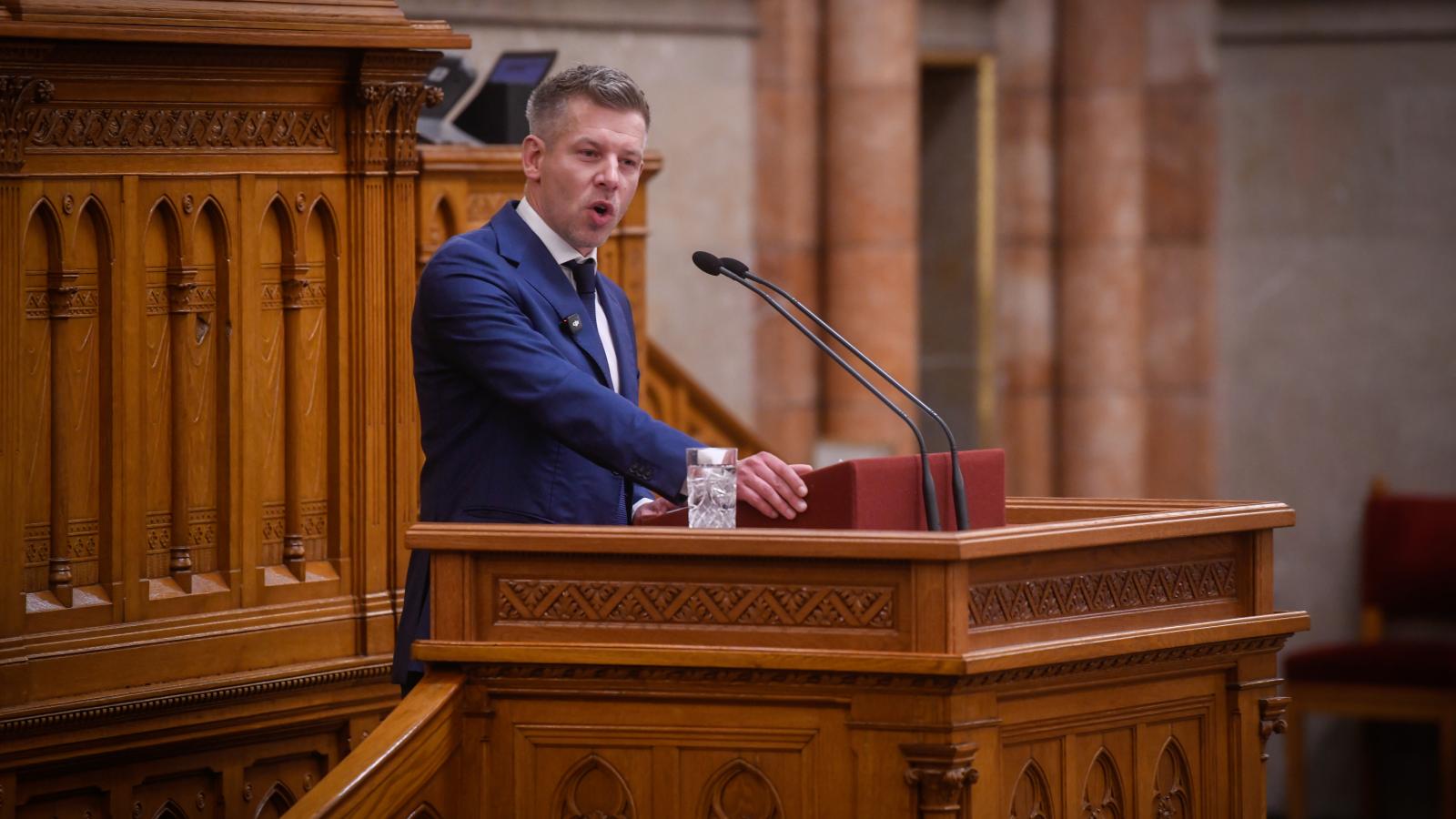 Magyar Péter miniszterelnök beszédet mond az Országgyűlés plenáris ülésén az Országházban 2026. május 26-án.