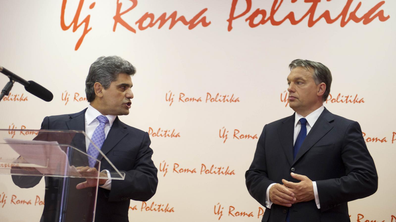 Farkas Flórián a mikrofon mögött, mellette Orbán Viktor bukott miniszterelnök 2012-ben