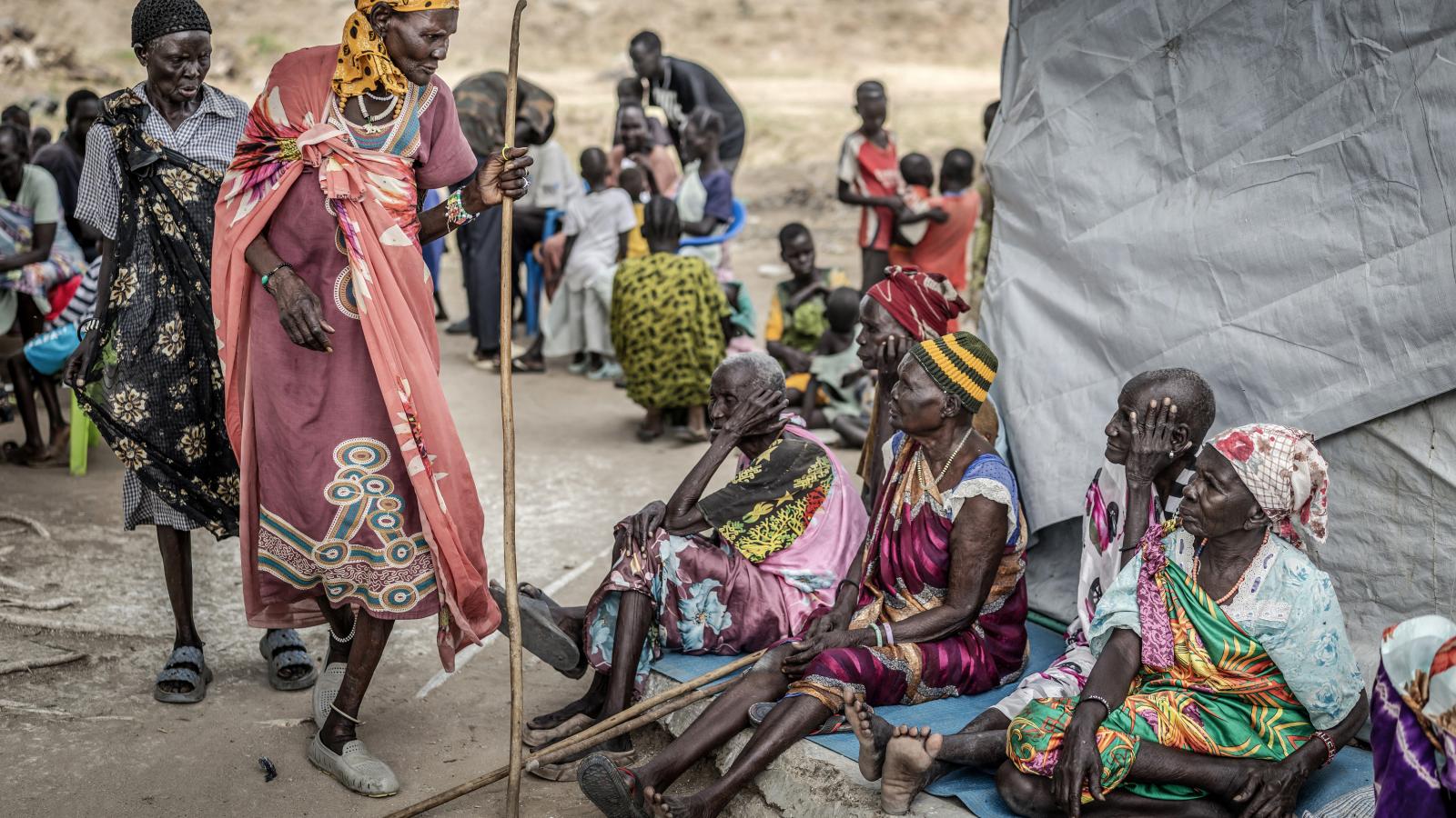 A világ legnagyobb humanitárius válsága pillanatnyilag nem Ukrajnában vagy Gázában, hanem Szudánban áll fenn. A valós áldozatok száma mintegy négyszázezerre emelkedett, a menekültek és belső menekültek száma meghaladta a 13–14 milliót