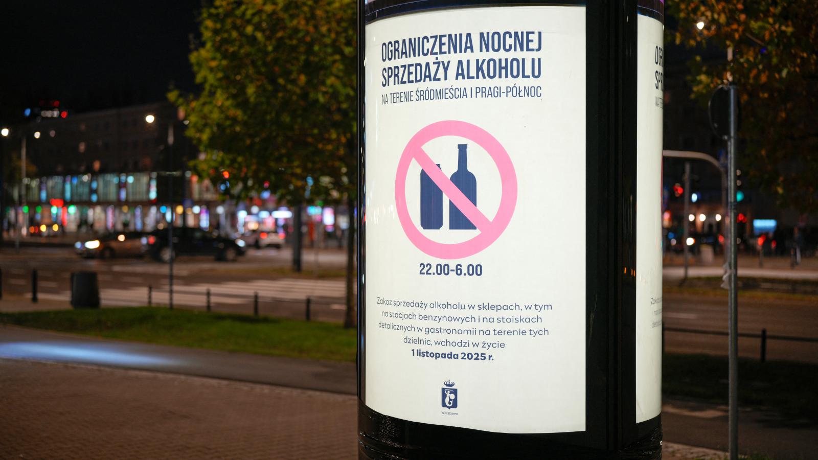 A korlátozásról tájékoztató plakát Varsóban