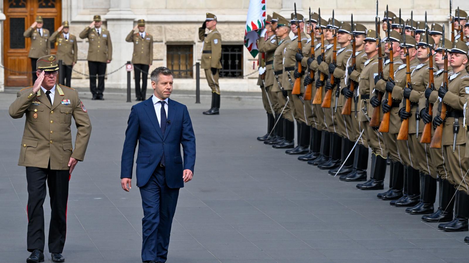 Magyar Péter miniszterelnök és Sándor Zsolt vezérezredes, a Honvéd Vezérkar főnöke a nemzeti összetartozás napja alkalmából Magyarország lobogójának katonai tiszteletadással történő ünnepélyes felvonásán