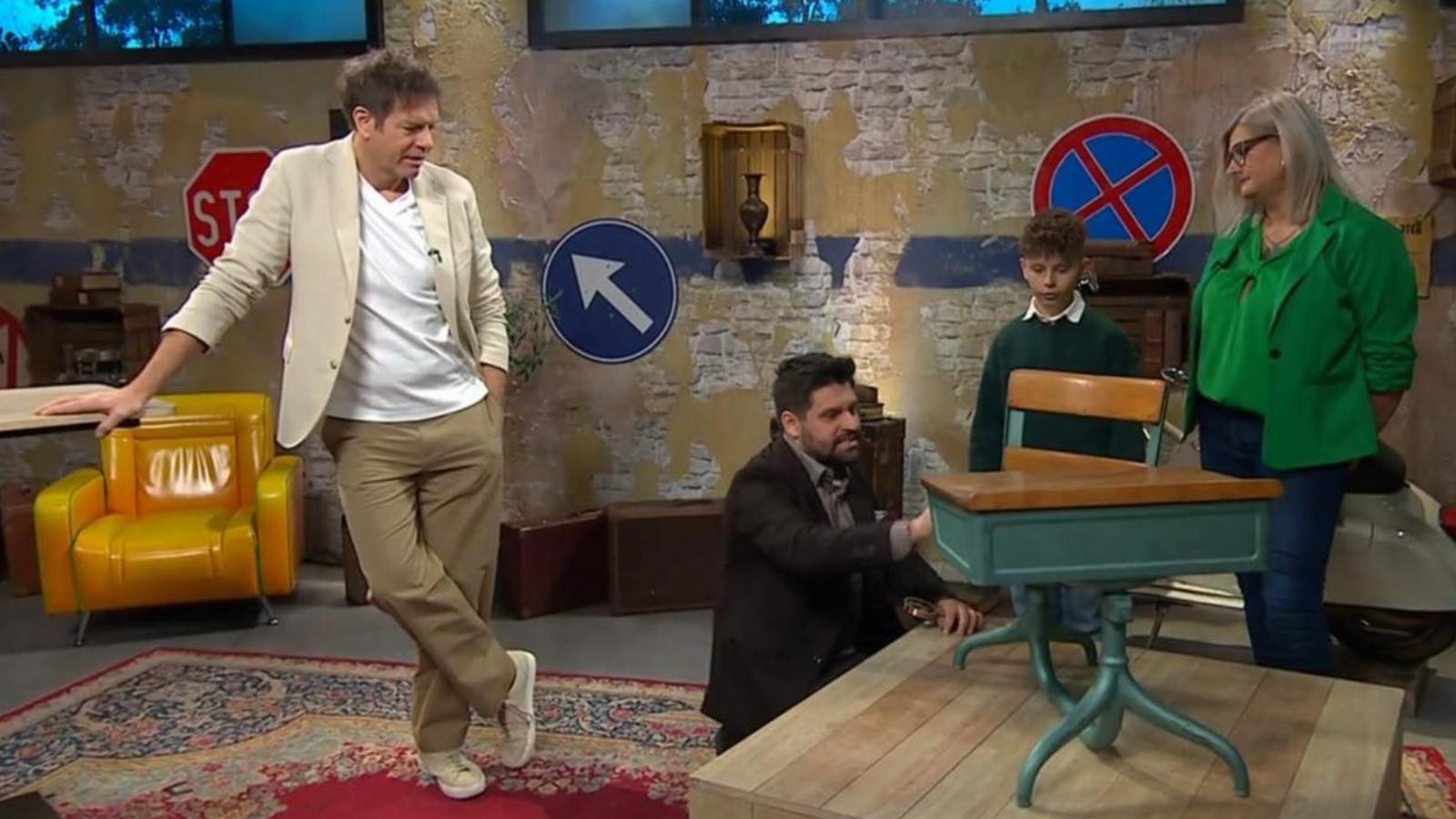 A Kincsvadászok a TV2-n – egyszerűnek látszó tárgyak kapcsán tárulnak fel gyártási eljárások, művészeti stílusok, üzleti kontextusok