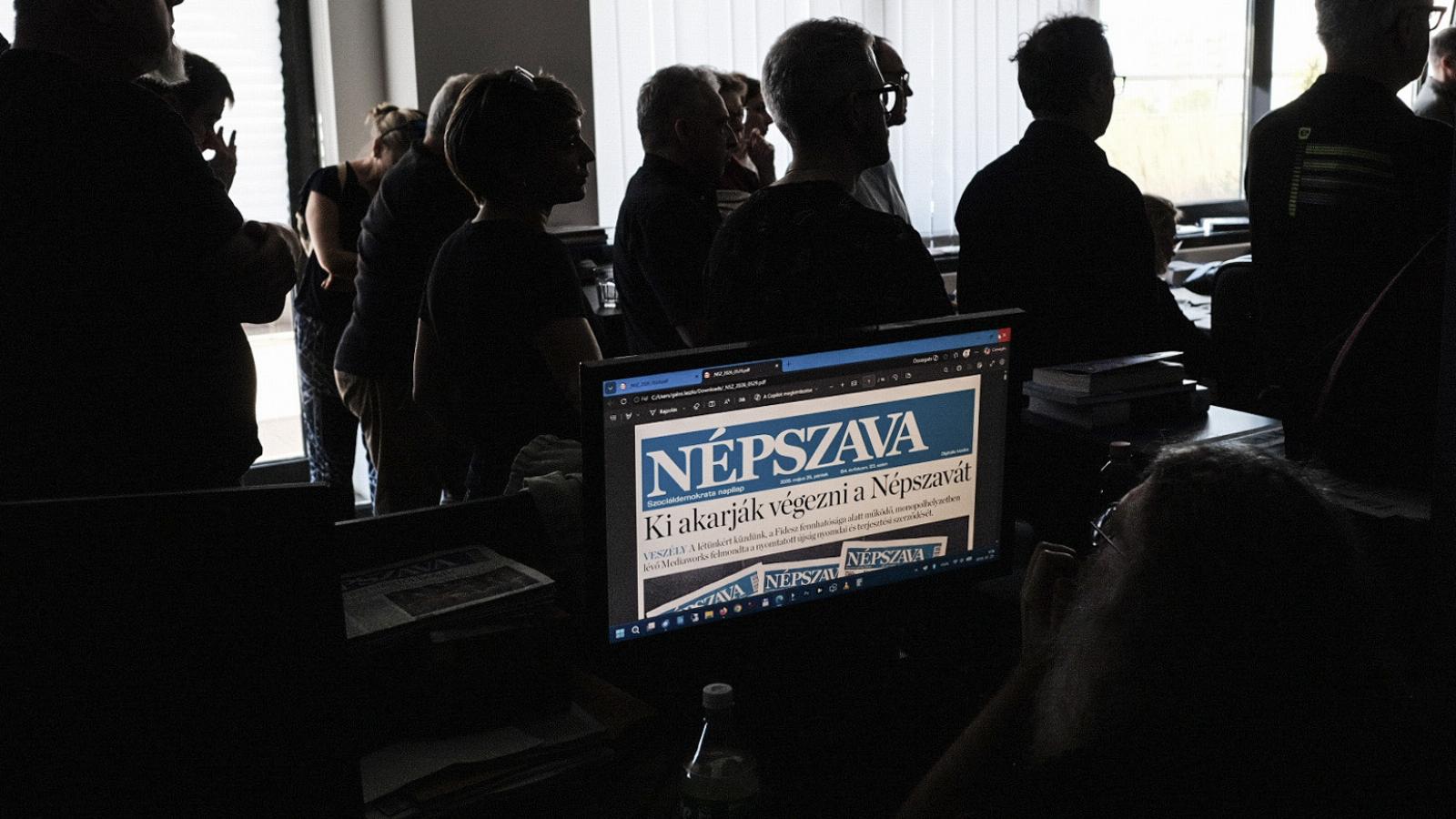 A munkatársak a Népszava szerkesztőségében – most mindez megint megszűnhet, eltűnhet végképp, hogy csak sajtótörténeti emlék maradjon