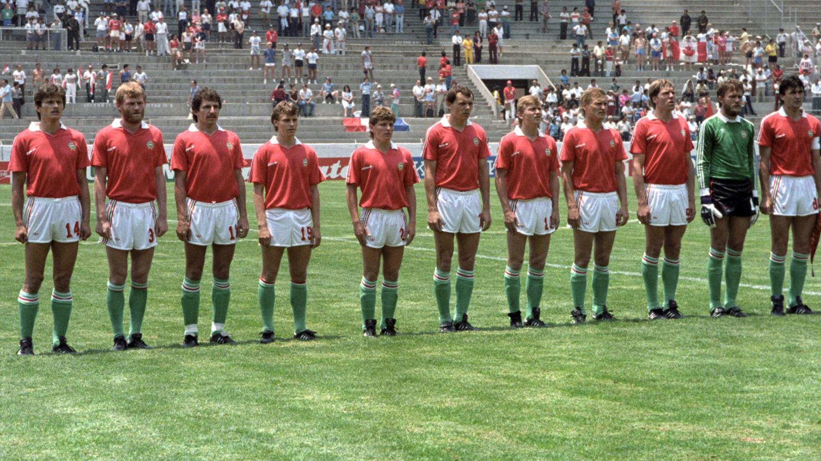 A magyar csapat áll a himnuszok alatt a Magyarország−Szovjetunió mérkőzésen az 1986-os mexikói labdarúgó-világbajnokságon. Jó volna tudni, mi történt a 0-6-os meccsen
