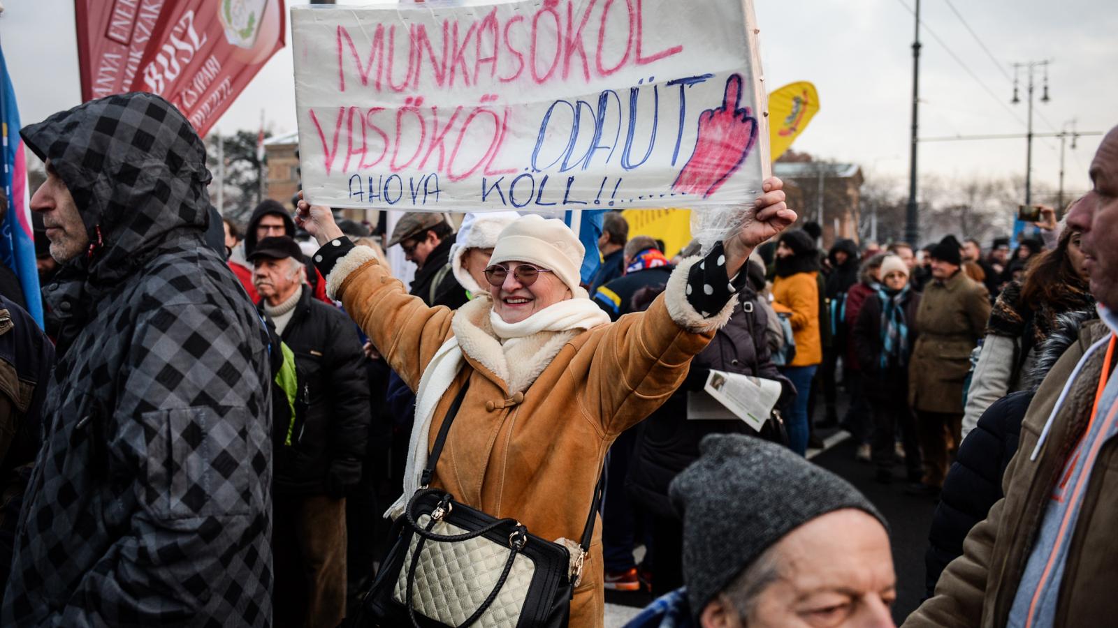 Tüntetés a „rabszolgatörvény” ellen. A 2018-as jogszabály a NER legszimbolikusabb munkavállaló-ellenes lépése volt, évi 400 órára emelte a túlórakeretet