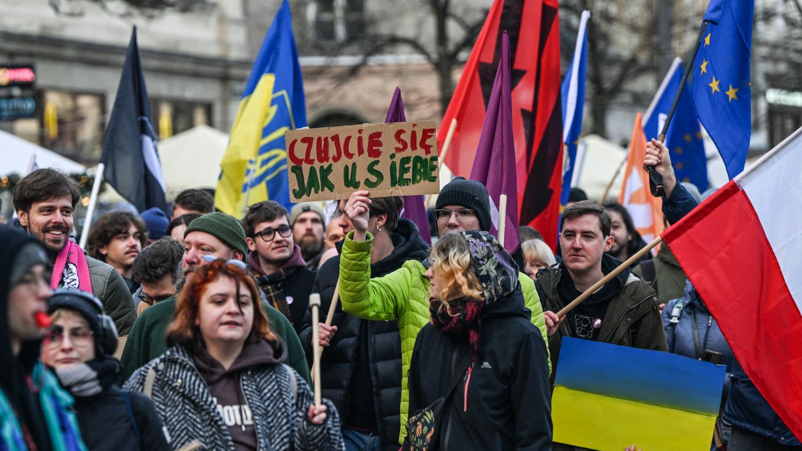 Baloldali, szélsőbaloldali és polgári csoportok aktivistái vesznek részt egy antifasiszta meneten Krakkó központjában, Krakkóban, Kis-lengyelországi vajdaságban, Lengyelországban, 2025. december 14-én.