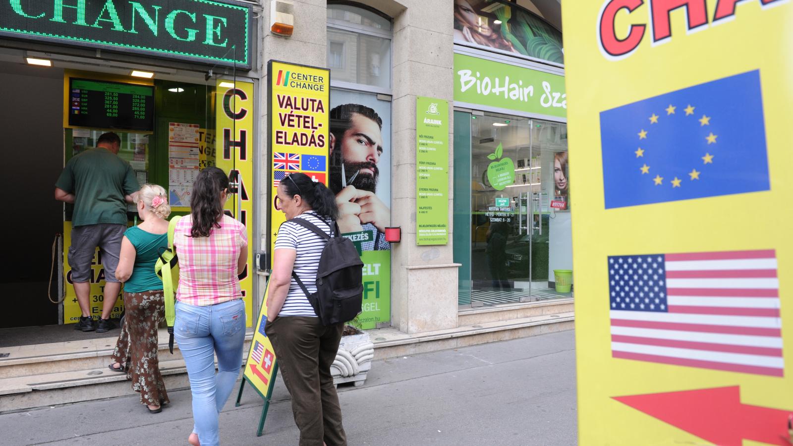 A külföldre utazóknak jó, a cégeknek már túl erős a forint jelenlegi árfolyama