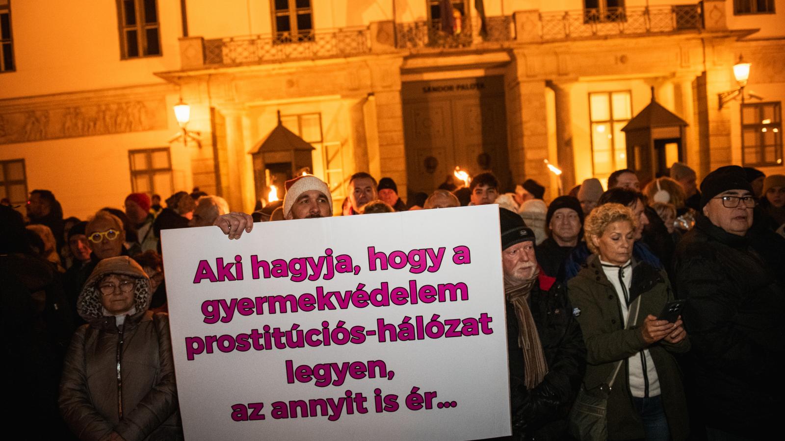 Tavaly decemberi tüntetés a Sándor-­palotánál a gyermekek védelme érdekében
