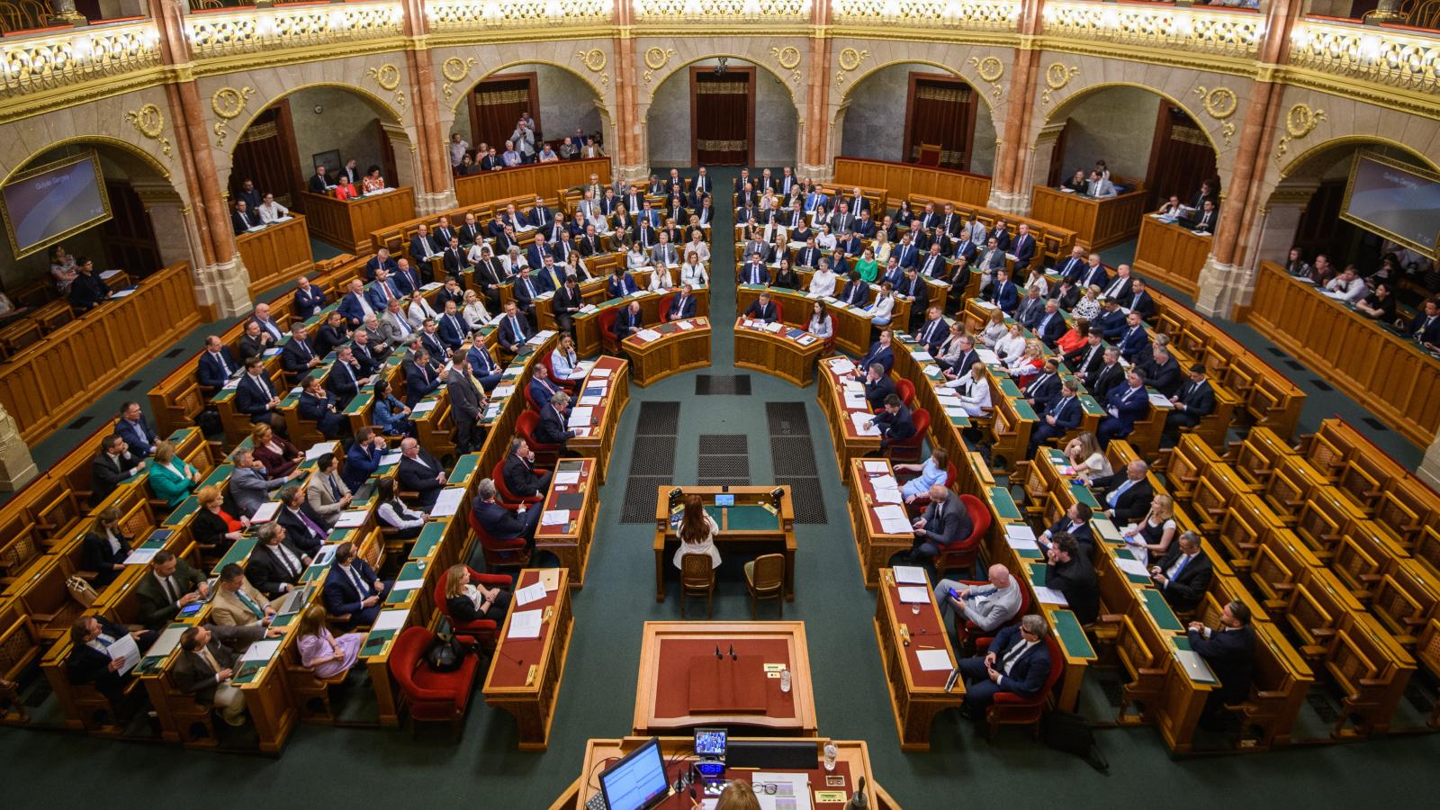 Munkában a T. Ház. Jövő kedden jön a rendkívüli ülés