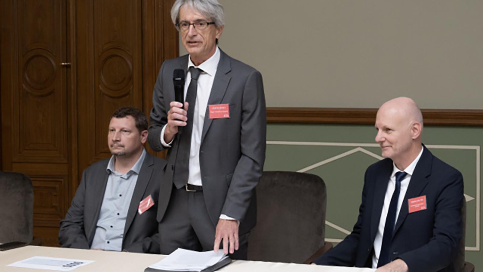Horváth Péter államtitkár, Pósfai Mihály MTA-elnök és Tanács Zoltán tudományos-technológiai miniszter az akadémiai kutatóhálózat jövőjéről való egyeztetésen június 11-én