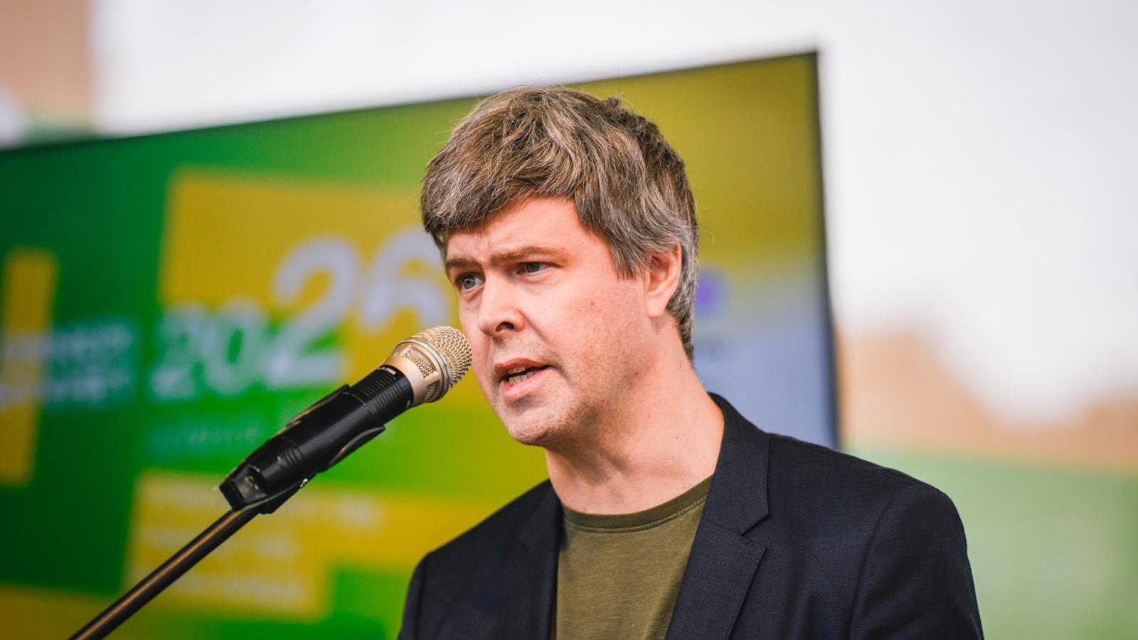 David Szalay a megnyitóbeszédében elmondta, hogy a Magyarországon szerzett élményei nélkül a Test című, Booker-díjas regénye nem születhetett volna meg