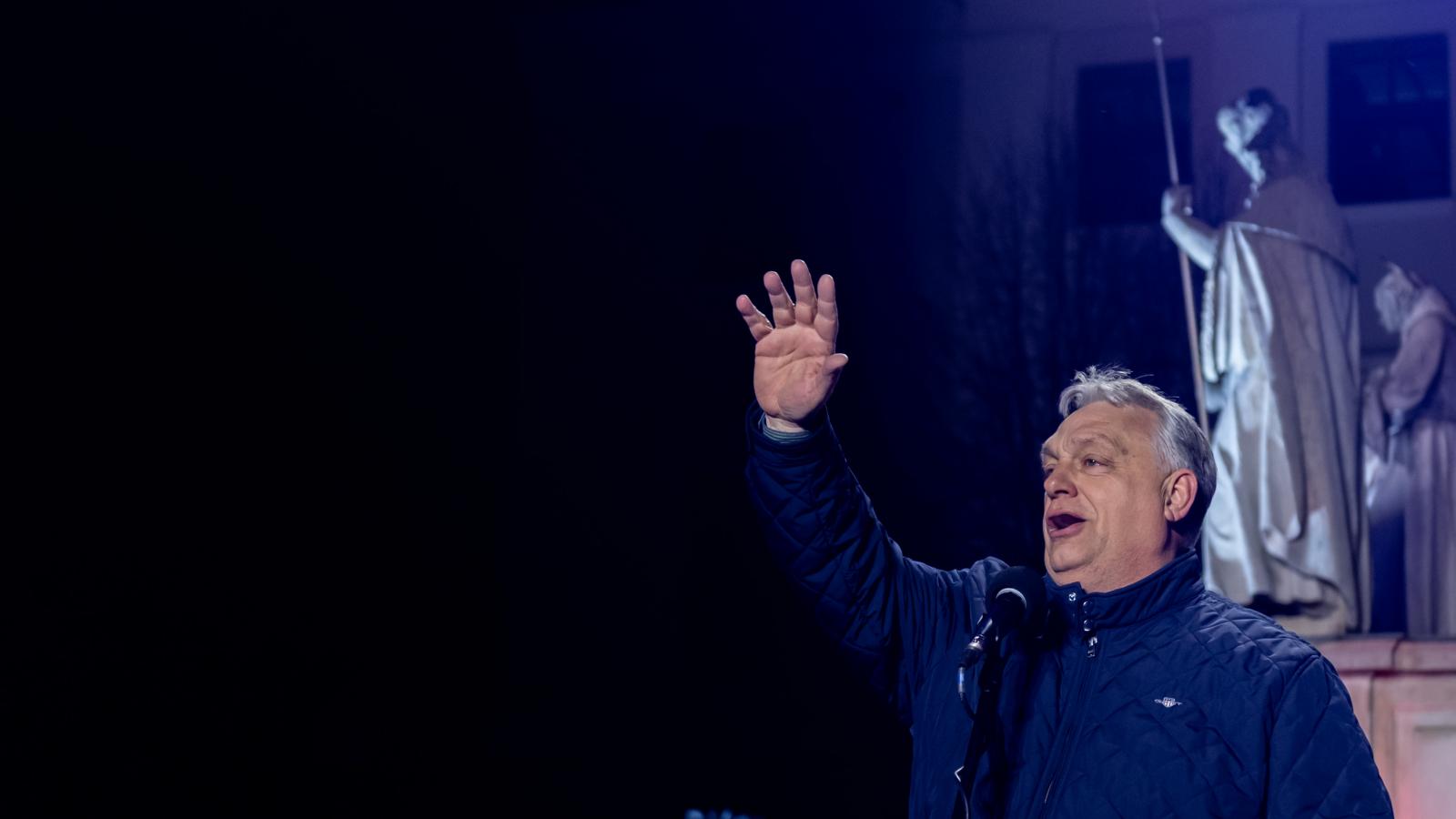 Orbán a kampány
hajrájában
– rendszerének
egyik legfontosabb
eszköze a
folyamatos harci
nyelvezet volt,
az ország pedig
permanens
ostromállapotban
élt