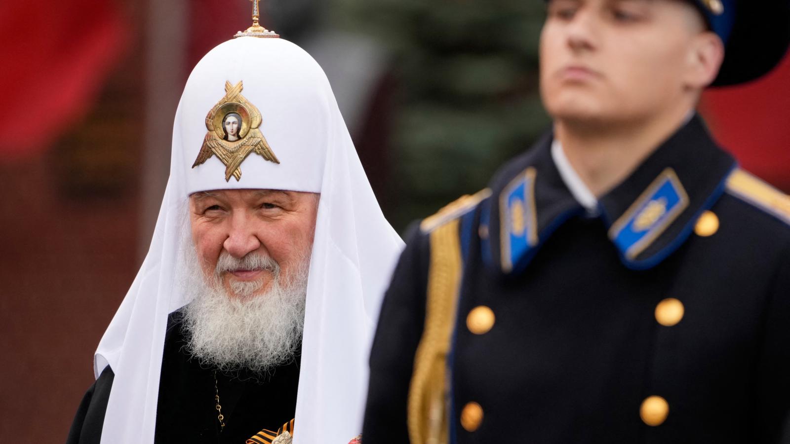 Kirill pátriárka milliárdos vagyonát is befagyaszthatja az Unió. Ennek eddig az volt az akadálya, hogy Magyarország éveken át egyedüliként vétózta, hogy az EU bármilyen lépést tegyen a KGB kötelékében indult háborúpárti orosz főpap ellen