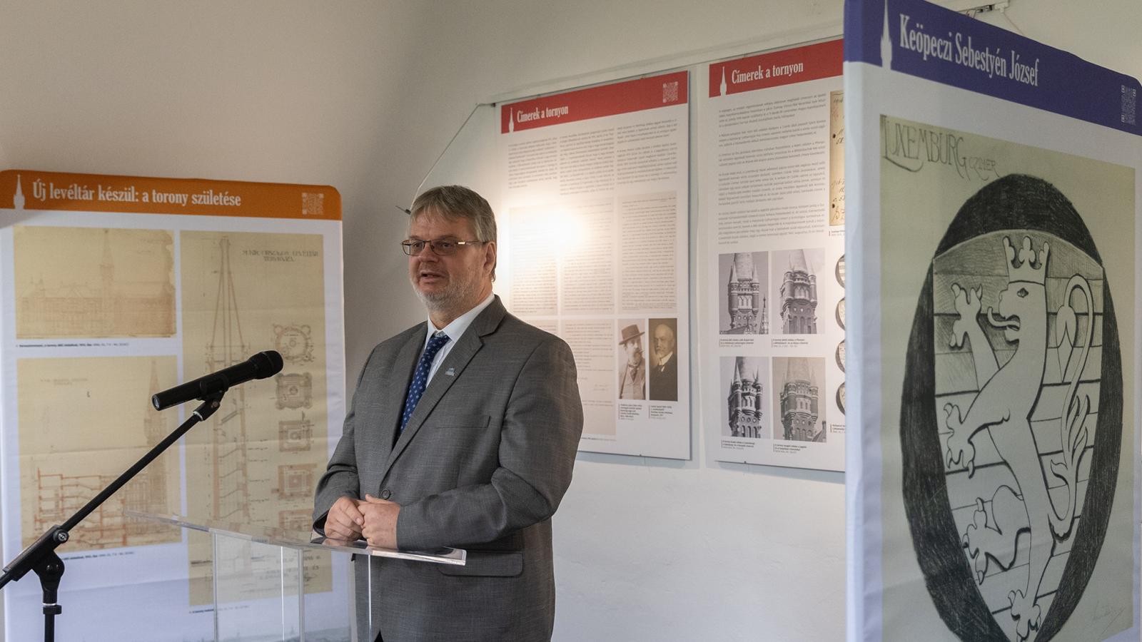 A volt főigazgató szerint szakmai javaslatokat tett, a fenntartó szerint viszont megkerülte a szolgálati utat