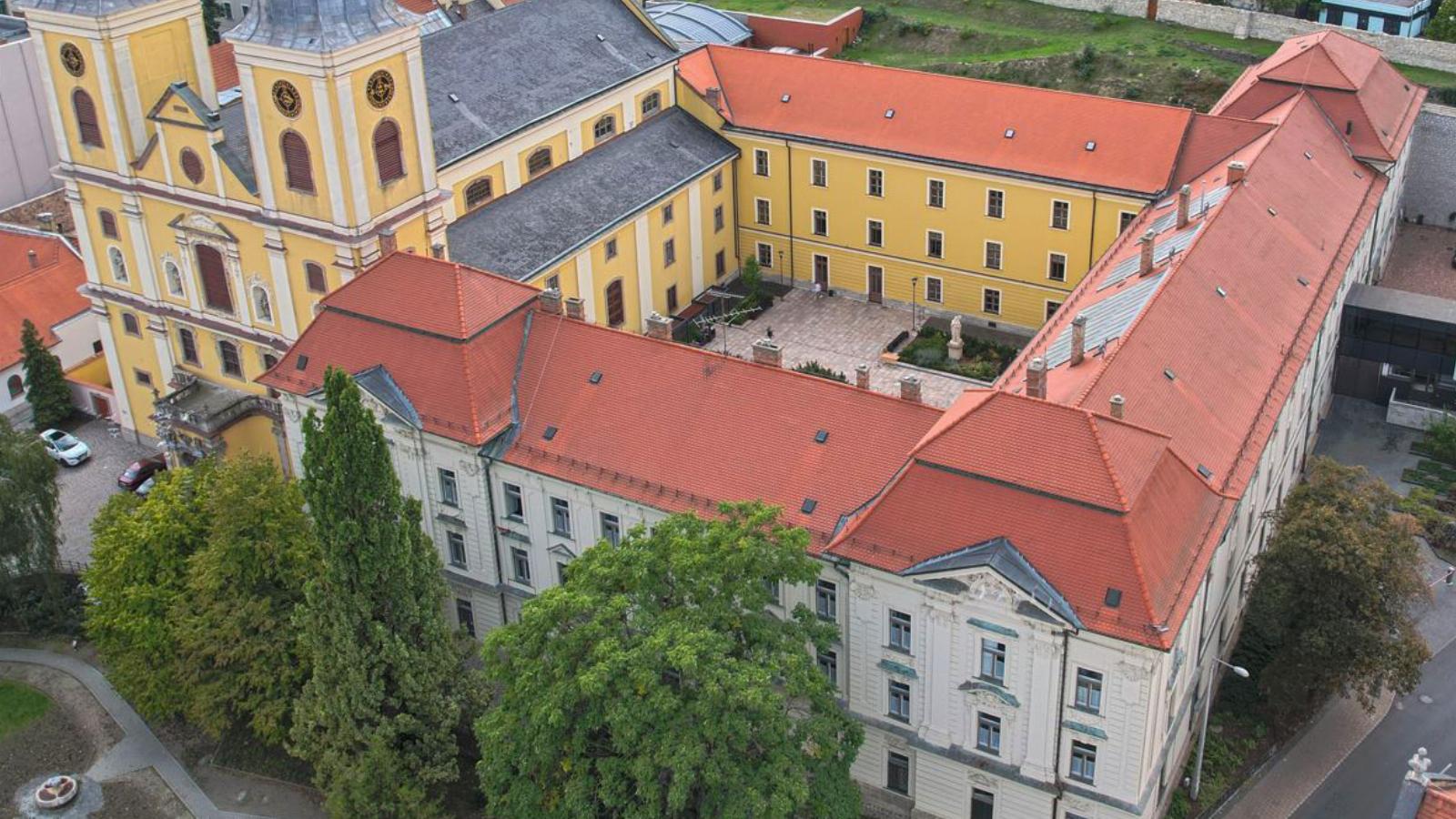 Az egri Gárdonyi Géza Ciszterci Gimnázium épülete - Korábbi felvétel
