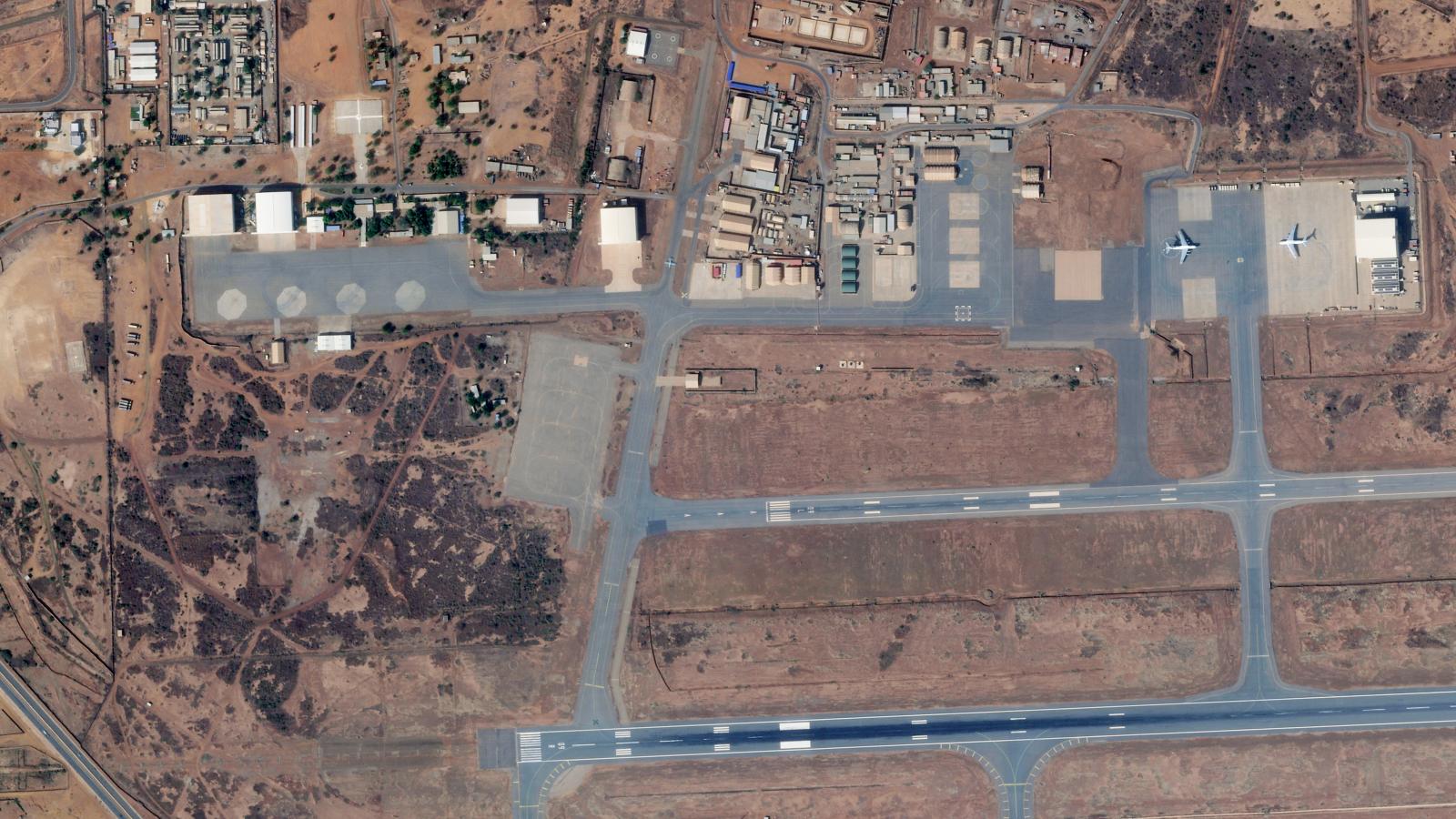 Műholdkép, a nigeri Niamey repülőtér katonai övezetéről, 2026. január 12-én