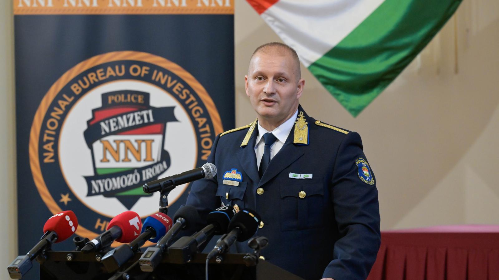 Jeney Áron, a Készenléti Rendőrség Nemzeti Nyomozó Iroda igazgatója sajtótájékoztatón, a KR NNI II. kerületi székházában 2025. október 18-án